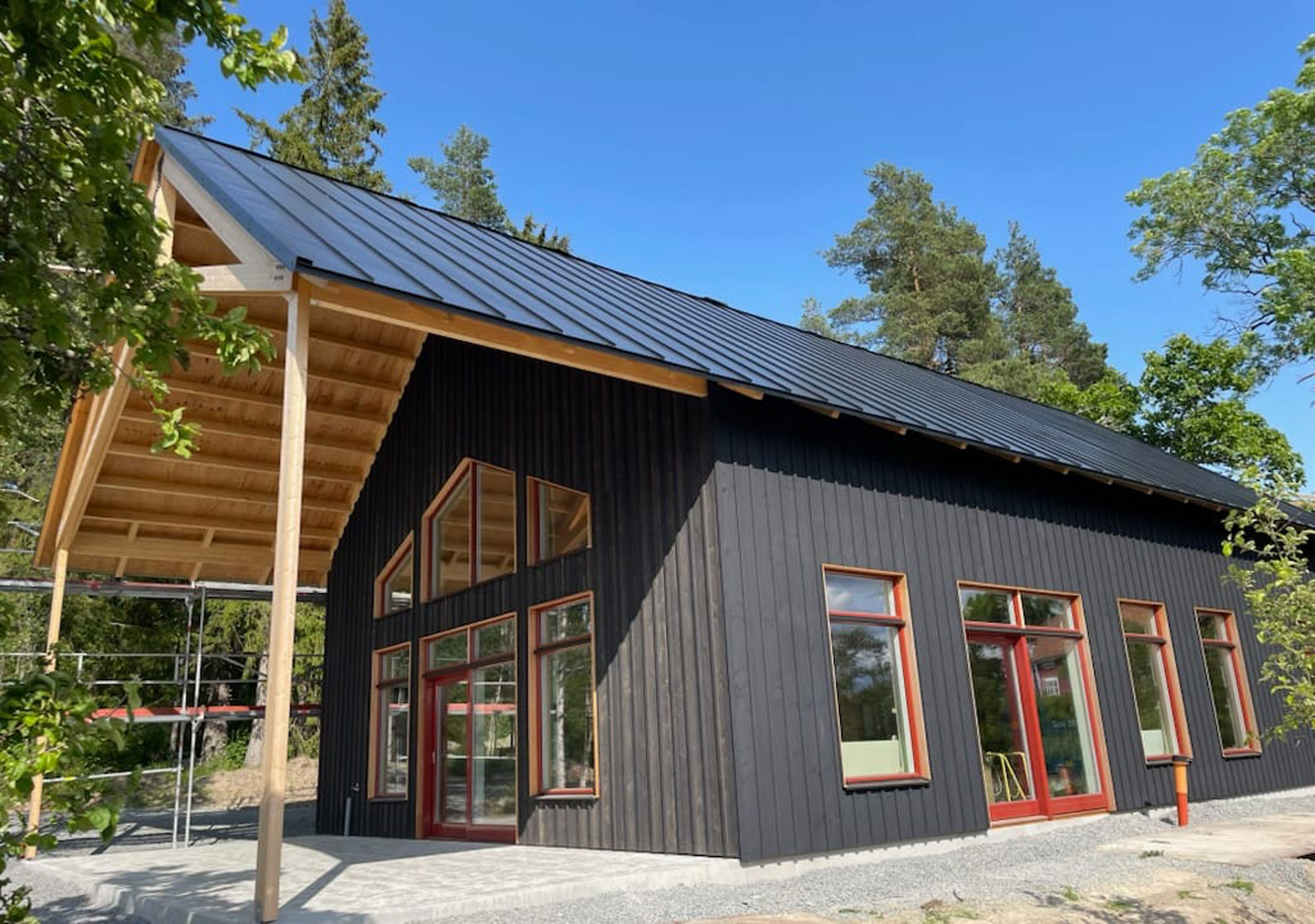 Hus med brun fasad byggt av HusEsset i en skog